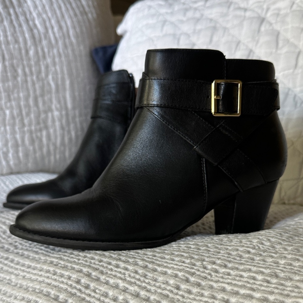Vionic Black Ankle Boot Size 9 - image 2